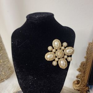 Elegant Gold and Pearl Brooch